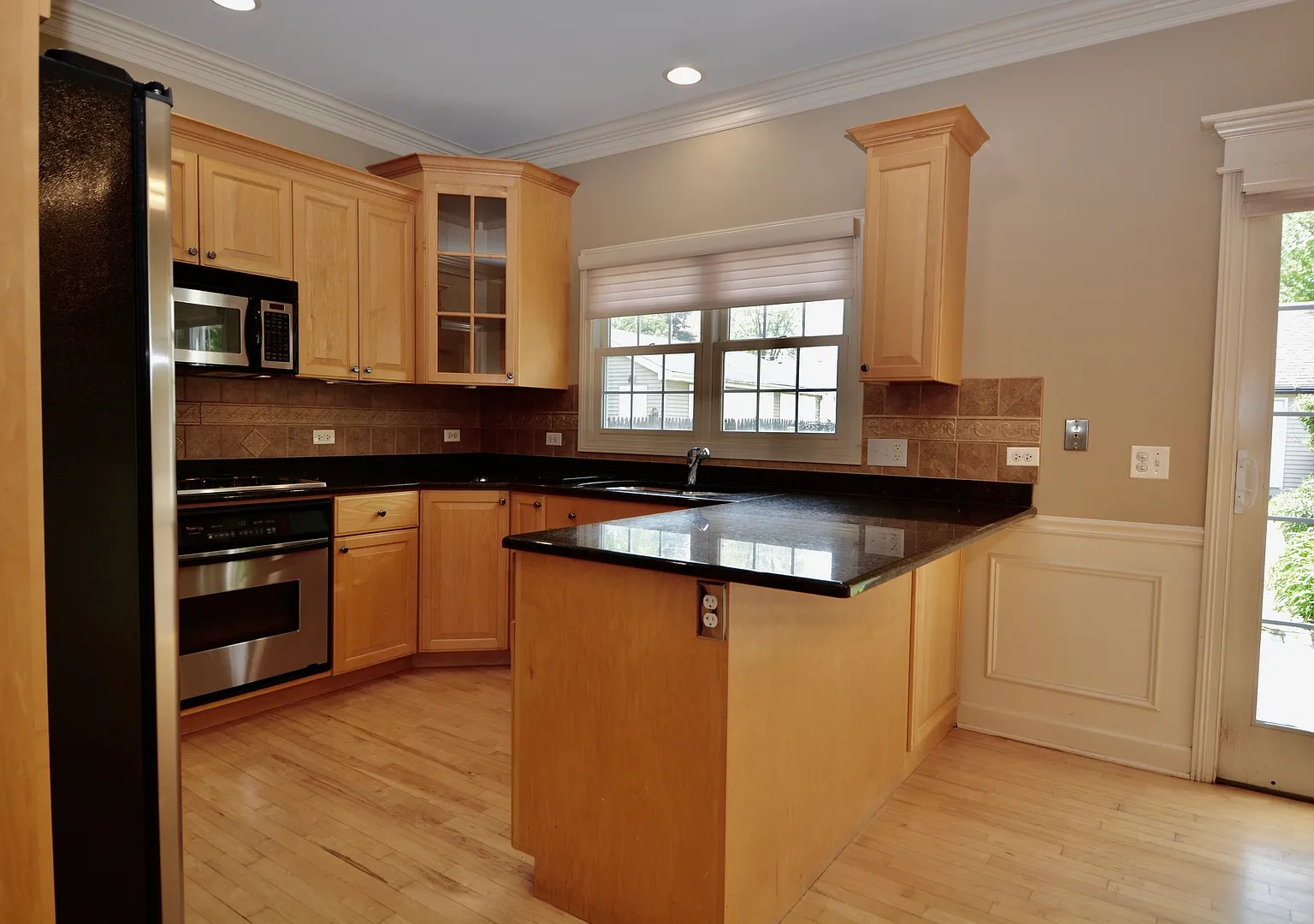 3 bed, 3.5 bath, 3000 sqft, $3,950 — Photo 1