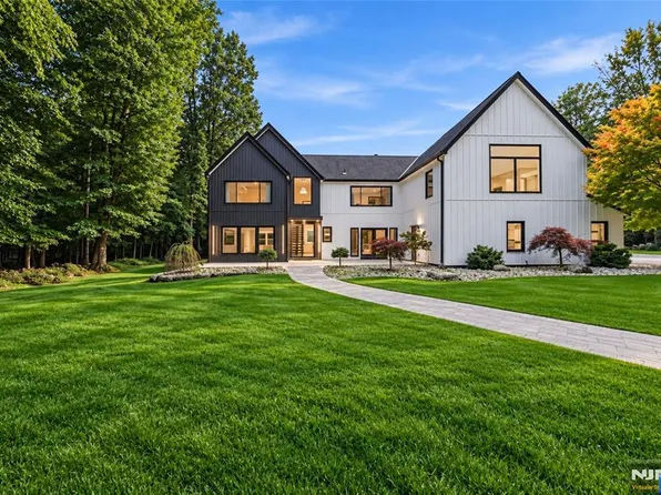8 Airmont Avenue, Mahwah, NJ 07430
