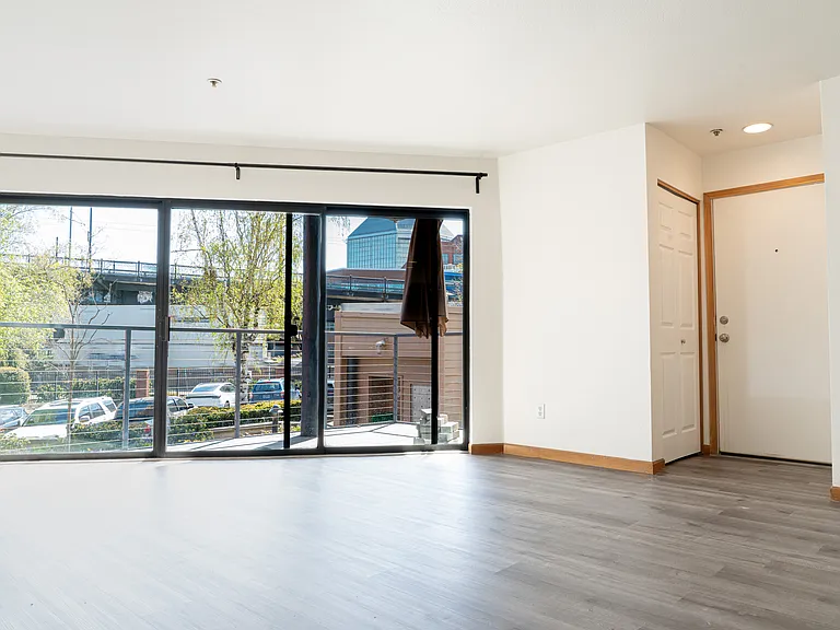 606 NW Naito Pkwy #A8 — Photo 4