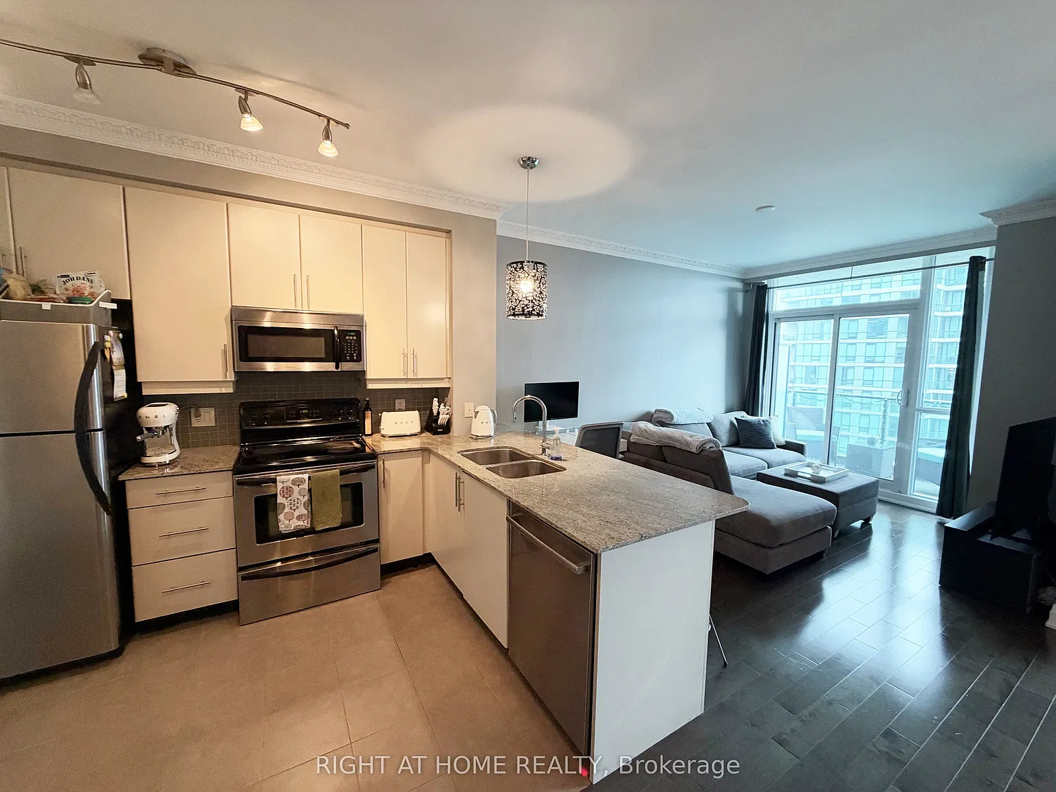 1 bed, $2,400 — Photo 3