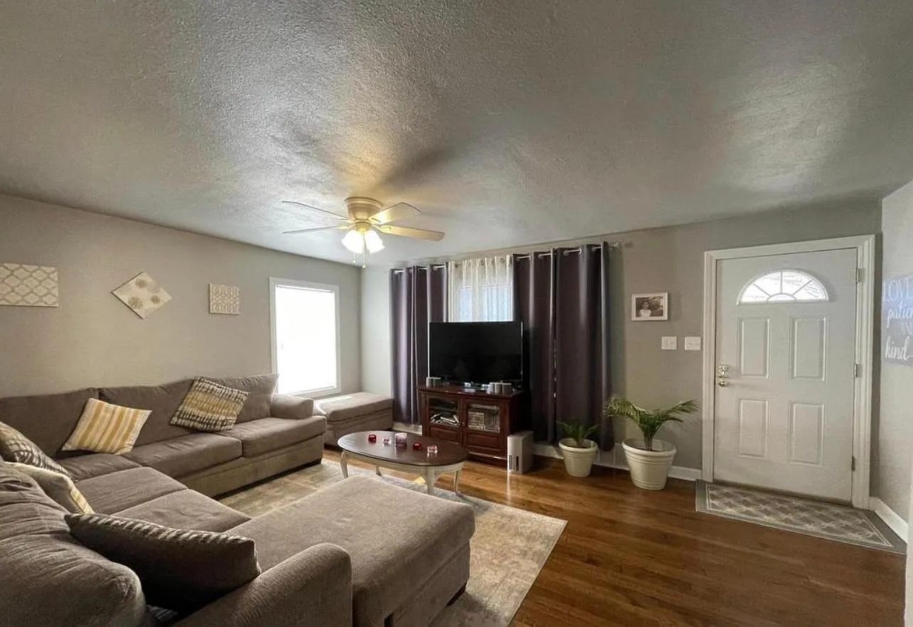 1403 E Elm St — Photo 4