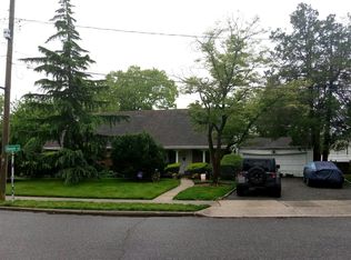 17 Albemarle Rd, Westbury, NY 11590