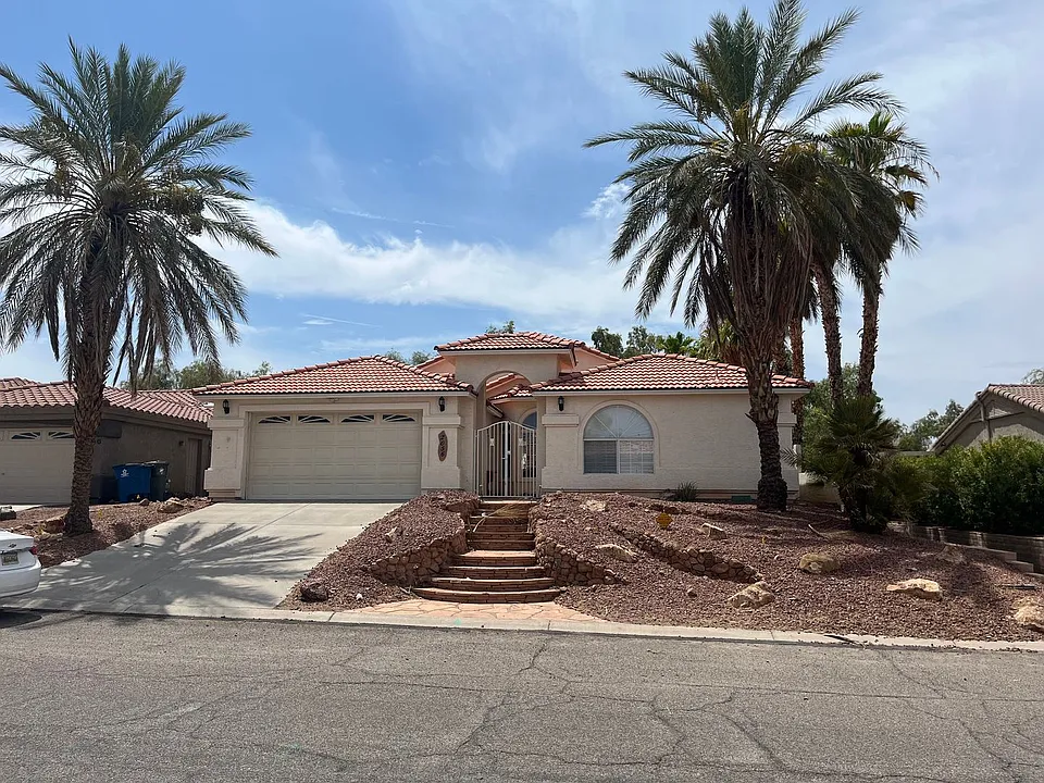 2056 E Desert Lakes Dr