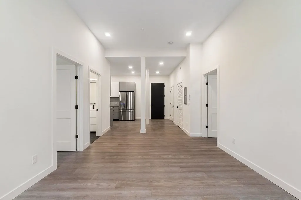 2 bed, 2.0 bath, 946 sqft, $3,400 — Photo 3