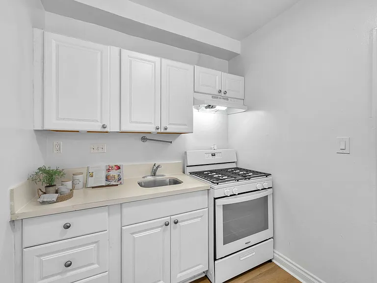 2692 James M Wood Blvd — Photo 8