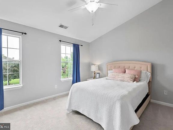 5th image of 9 Westhampton Ct