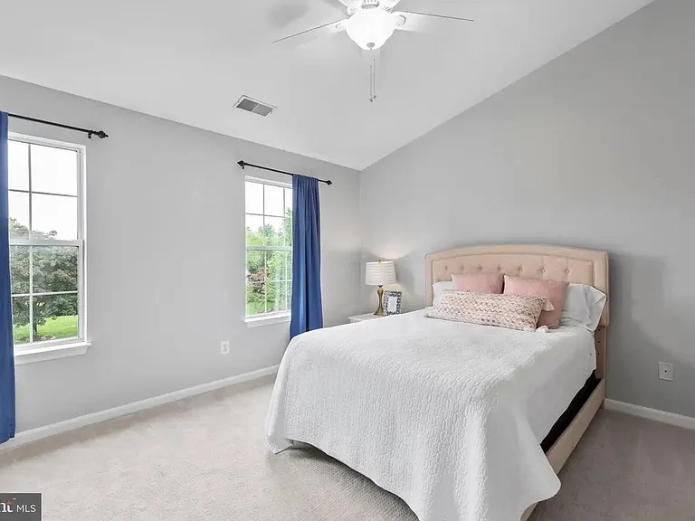 9 Westhampton Ct — Photo 5