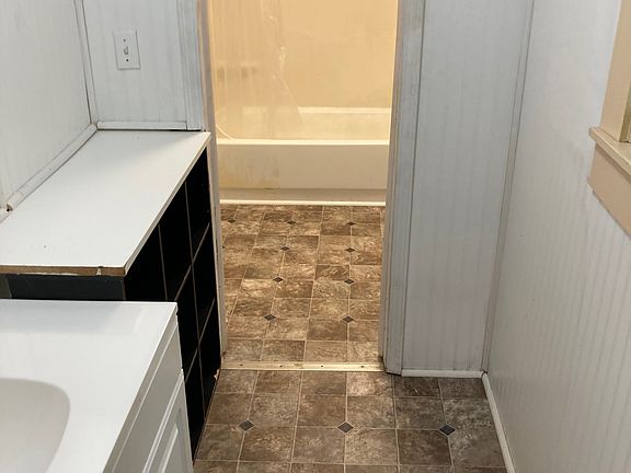 5th image of 715 Willey St #1