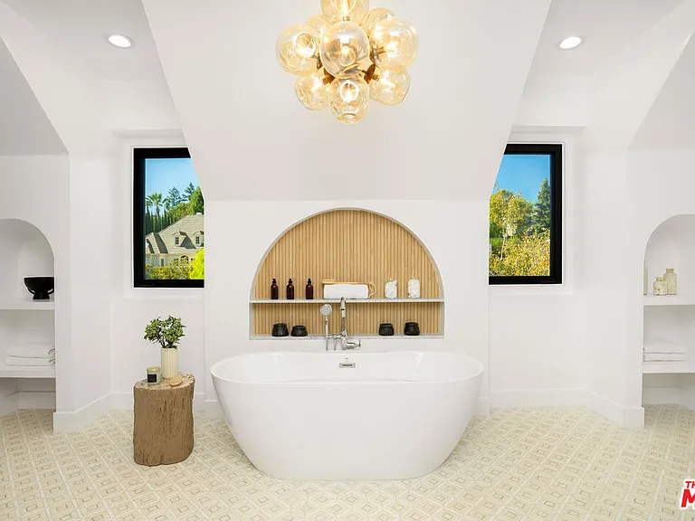 4608 Westchester Dr — Photo 27