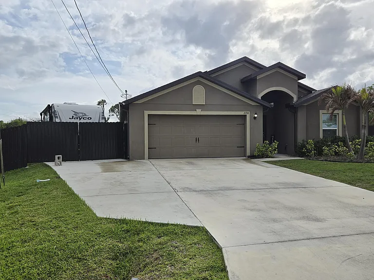 2198 SW Algiers St — Photo 4