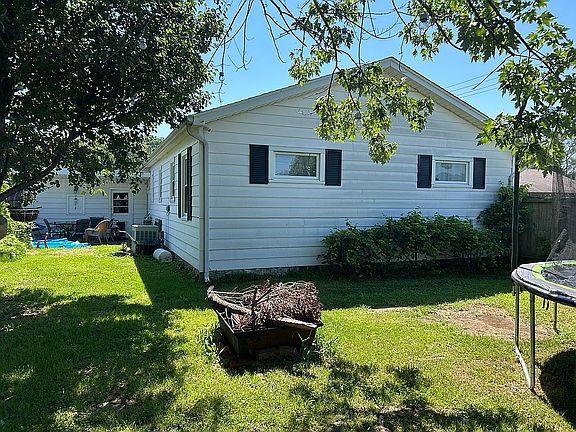 3rd image of 908 Stewart St