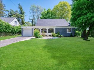 55 Warwick Rd, Great Neck, NY 11023