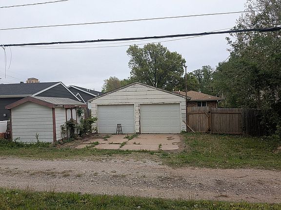 Detached 2 car garage & shed