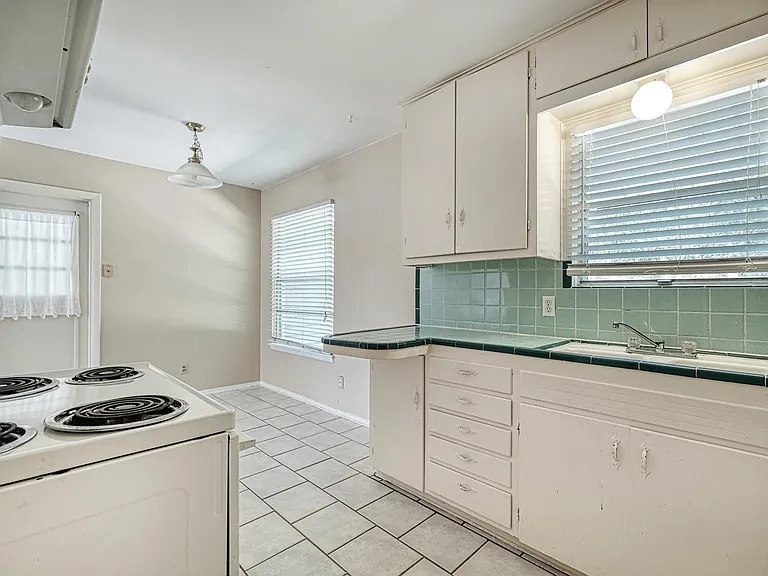 4906 Gladeview Dr — Photo 5
