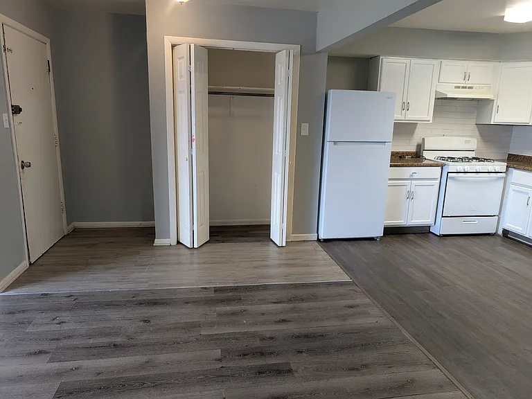 524 Green Oaks Ct N #6 — Photo 2