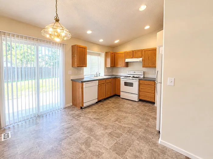 3 bed, 2.0 bath, $2,250 — Photo 3