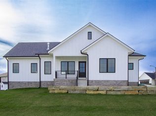 245 Aspen Cir, Pella, IA 50219