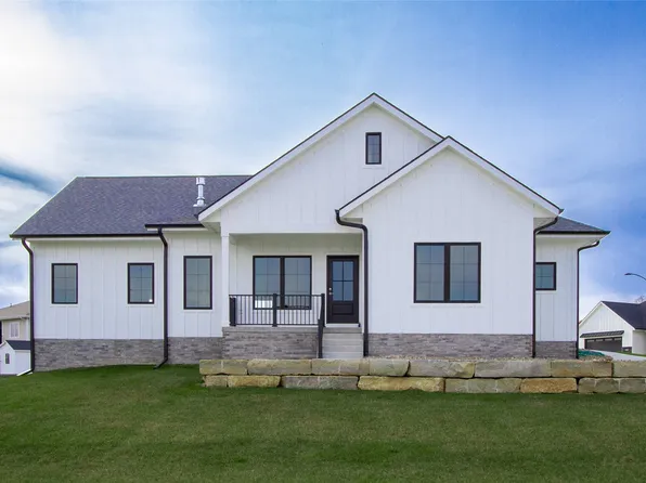 245 Aspen Cir, Pella, IA 50219