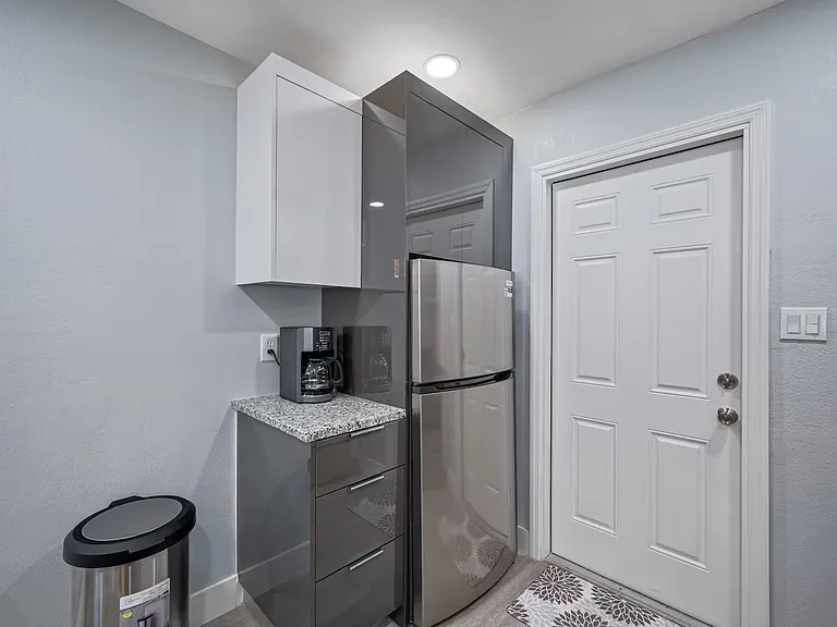 4313 W Woodlawn Ave — Photo 10