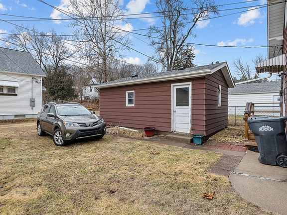 3rd image of 204 Adams Pl