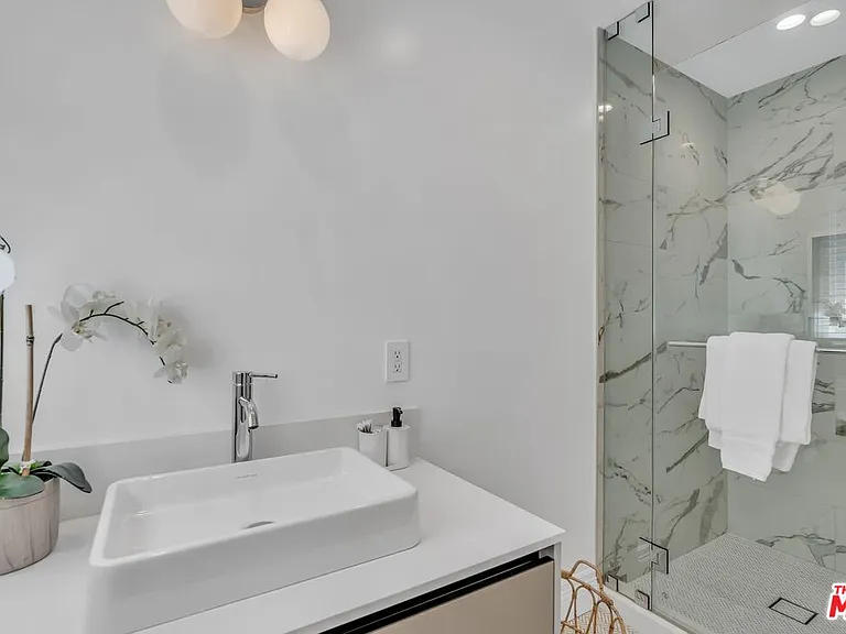 135 S Linden Dr — Photo 35