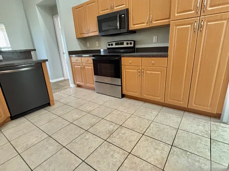 1405 Trafalgar Pkwy — Photo 11
