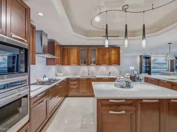 13675 Vanderbilt DR #707, NAPLES, FL 34110