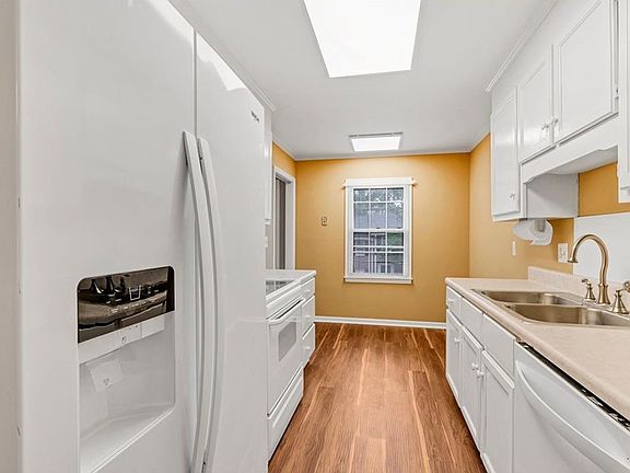 5th image of 900 N North Main St #13