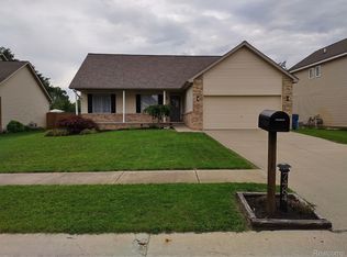 7484 Walnut Dr, Goodrich, MI 48438