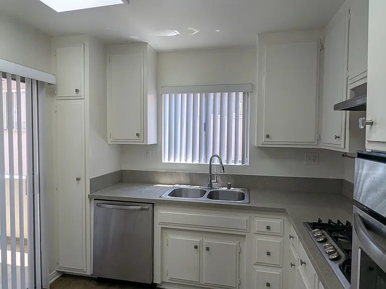 153 S Hayworth Ave #206 — Photo 6