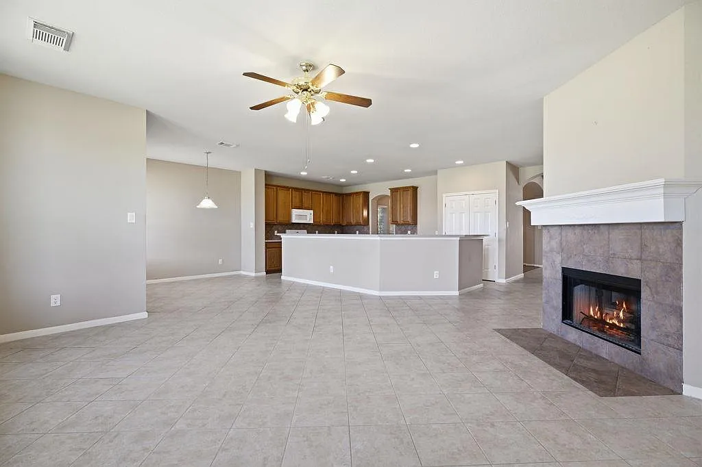 4 bed, 2.5 bath, 2652 sqft, $2,700 — Photo 4