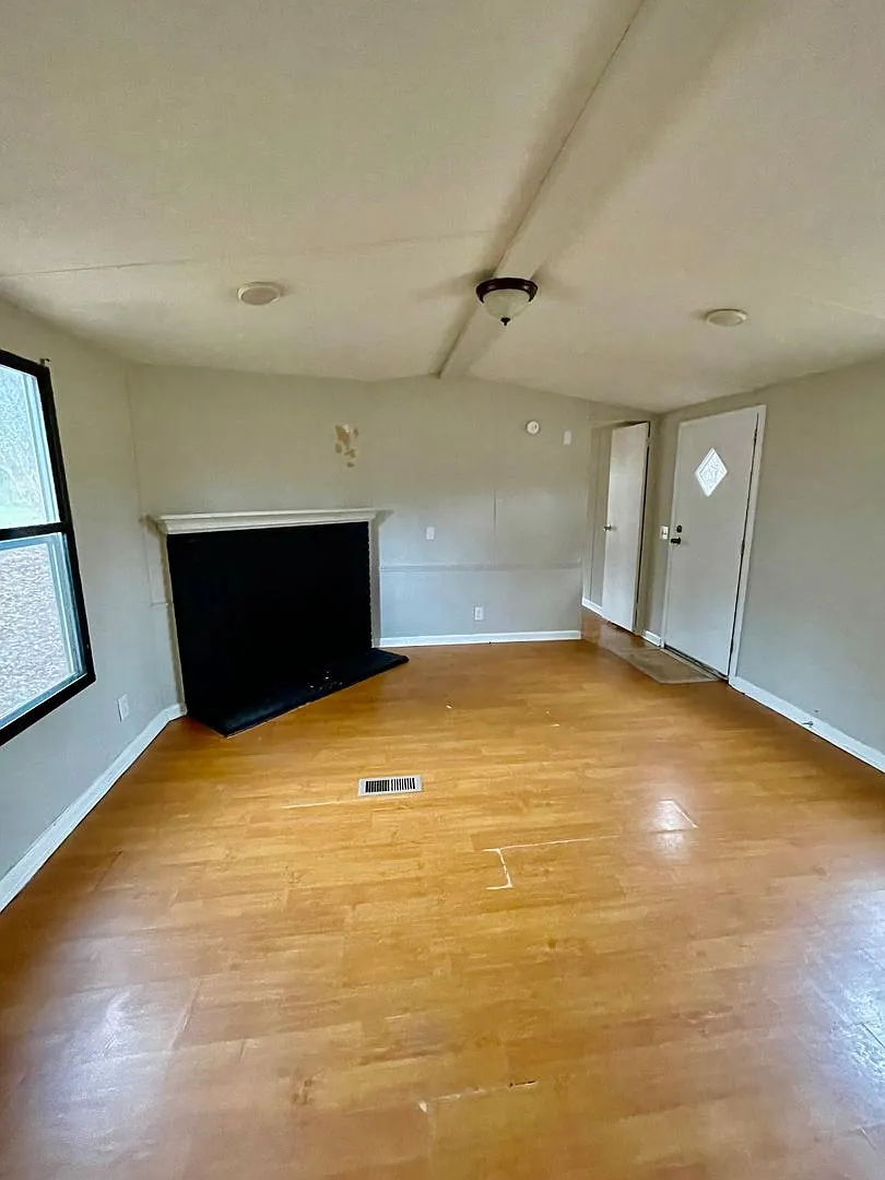Adorable 2 bedroom 1 bath Mobile Home located it Dallas — Photo 4