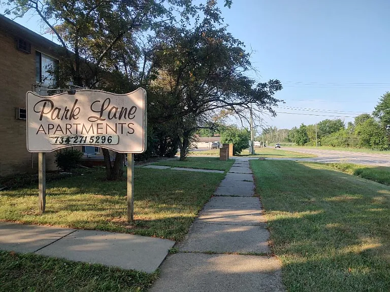29453 W Jefferson Ave — Photo 1