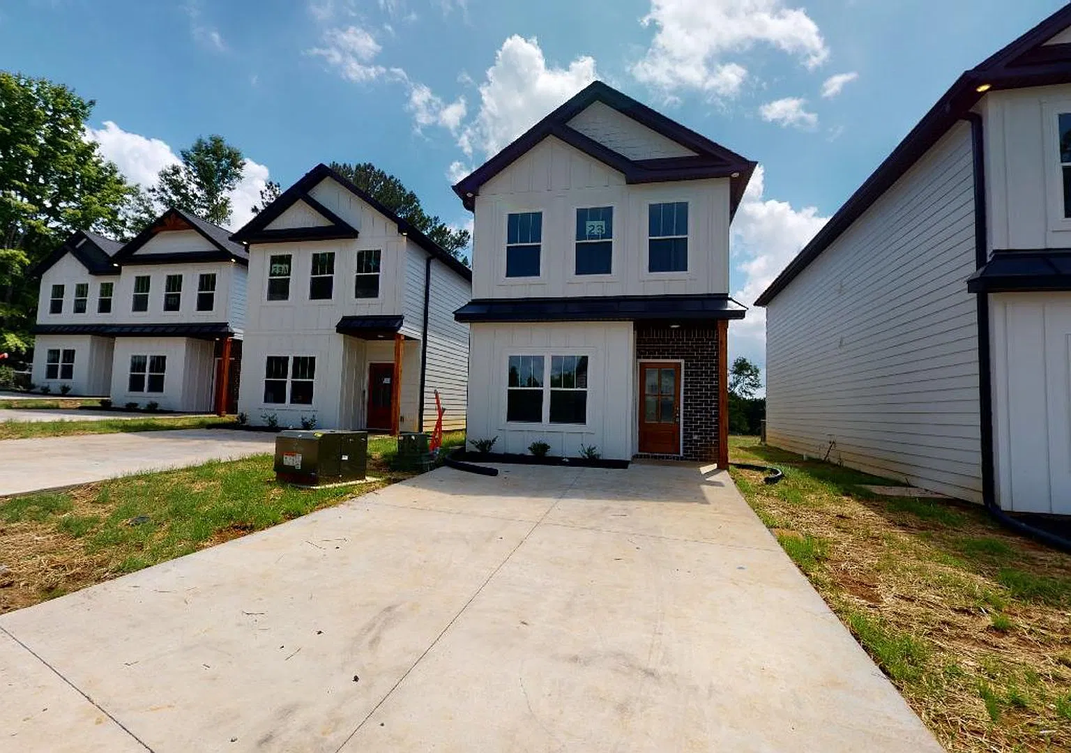 3 Bedroom, 2 Bath Single Family Home - Available for Immediate Move In! — Photo 2