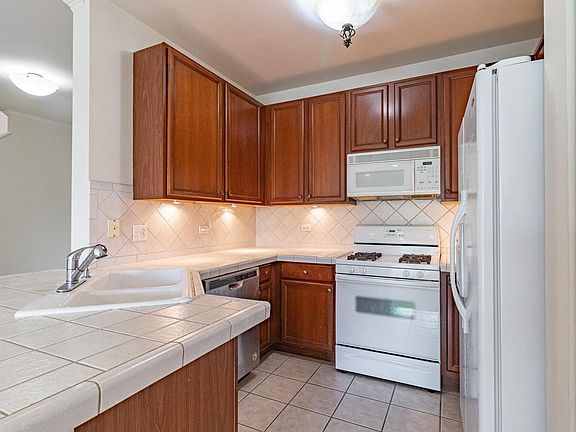 4th image of 3261 Stratford Ct