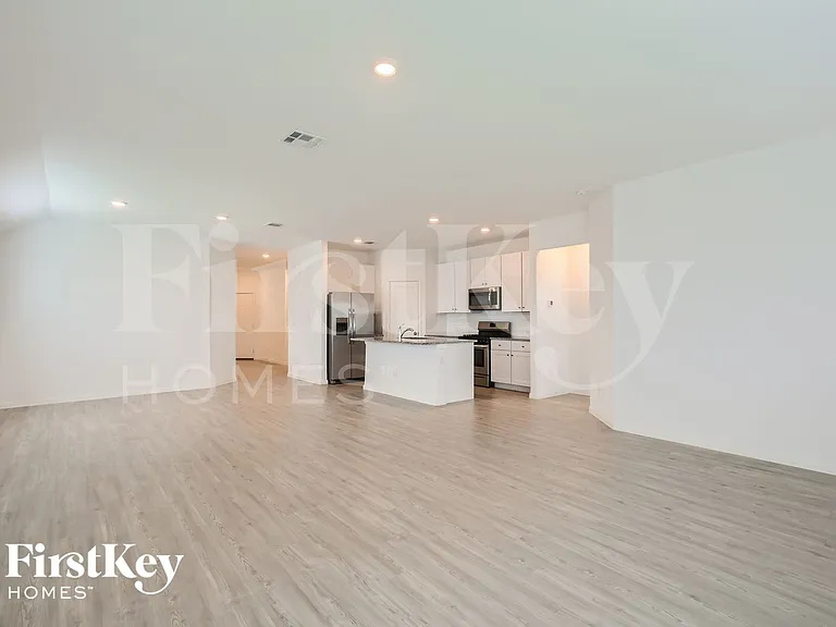 1204 Treehouse Ln — Photo 6