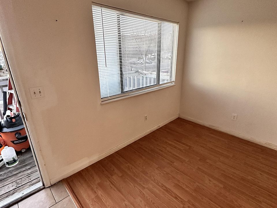 1st image of 987 Iowa Ave Unit B