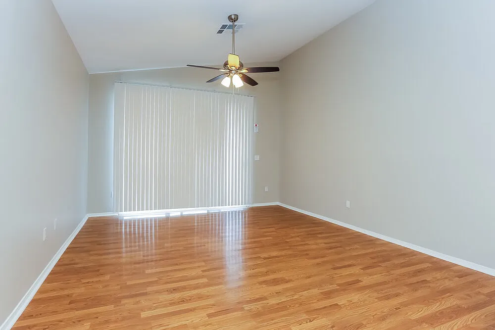 3 bed, 2.0 bath, 1629 sqft, $2,055 — Photo 4