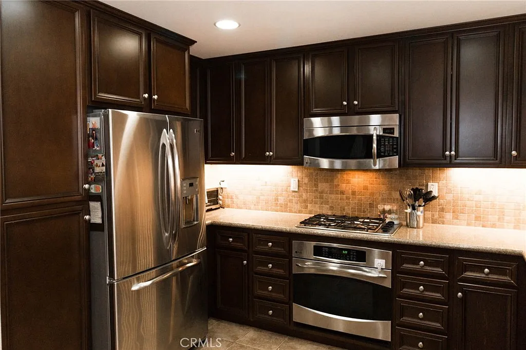 3 bed, 2.5 bath, 1637 sqft, $4,200 — Photo 3
