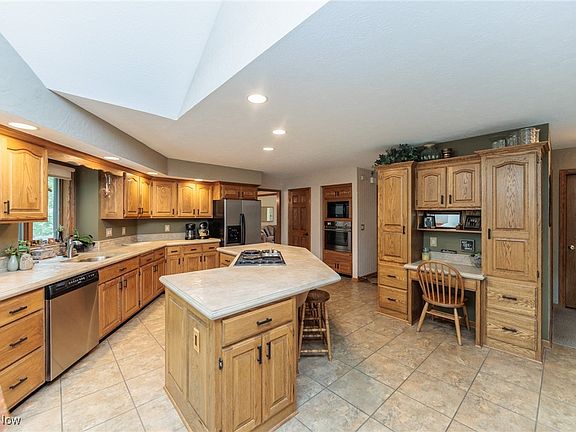 3rd image of 10702 Tudor Cir