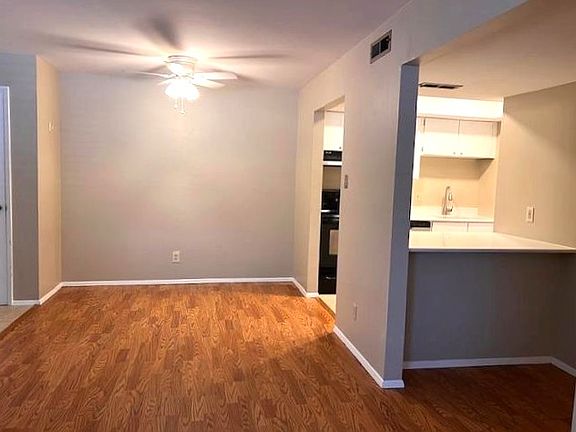 Breakfast room & bar