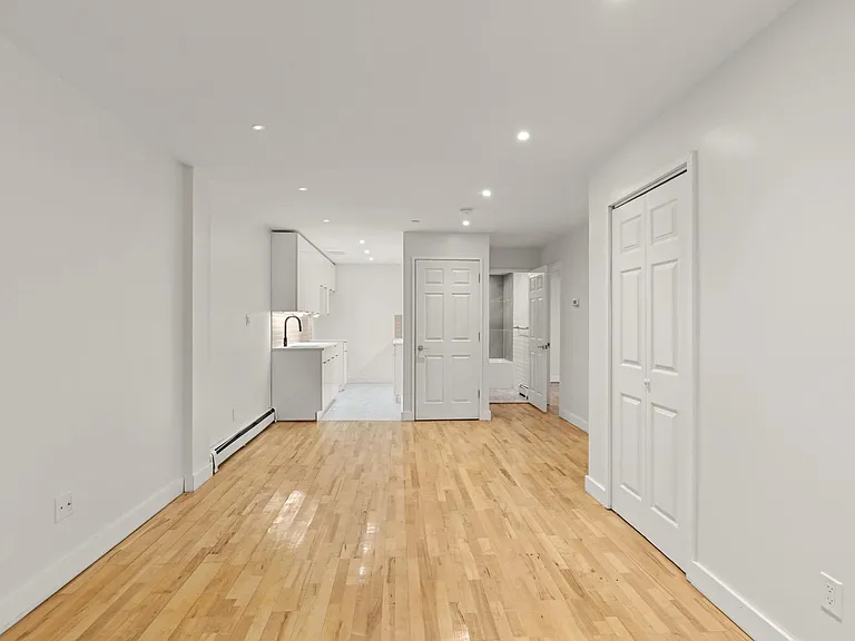385 Vernon Ave #1E — Photo 1