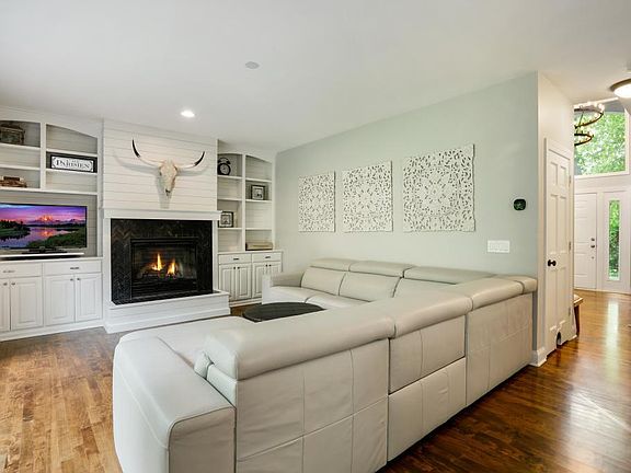 5th image of 1085 Holly Ln