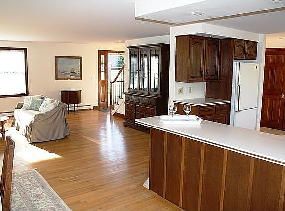 kitchen w/brkfst bar