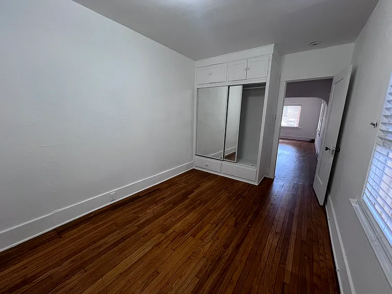 415 W 8th St — Photo 9