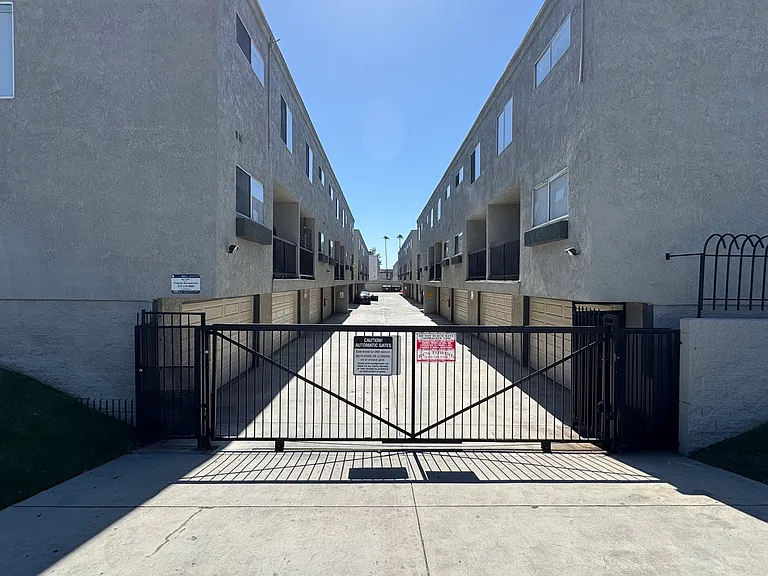 15520 Parthenia St #20 — Photo 4