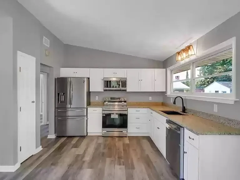 360 Chicago Ave — Photo 26