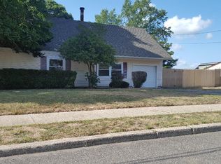 23 Seneca Pl, Selden, NY 11784