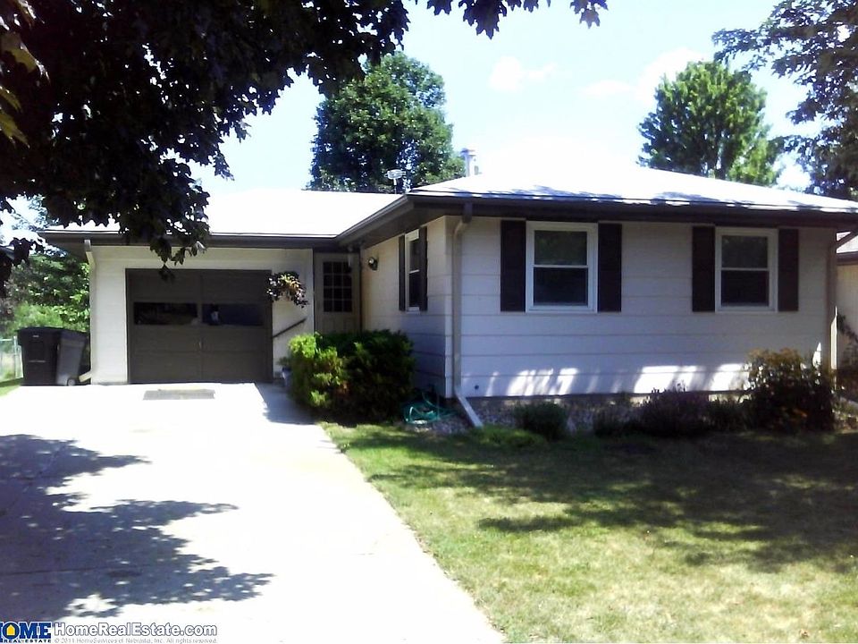 1st image of 208 W Dawes Ave