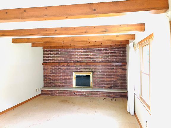 5th image of 1130 Surrey Dr